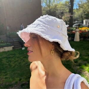 Jocelyn - Women's Bondi Bucket Hat white